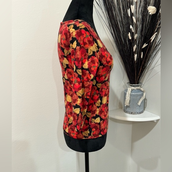 Harold’s 3/4 sleeve fitting top Festive Floral Delight: Vibrant Holiday Blooms - Picture 4 of 7